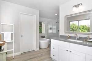 Aménager votre salle de bains design à prix accessible avec les meubles Alinea
