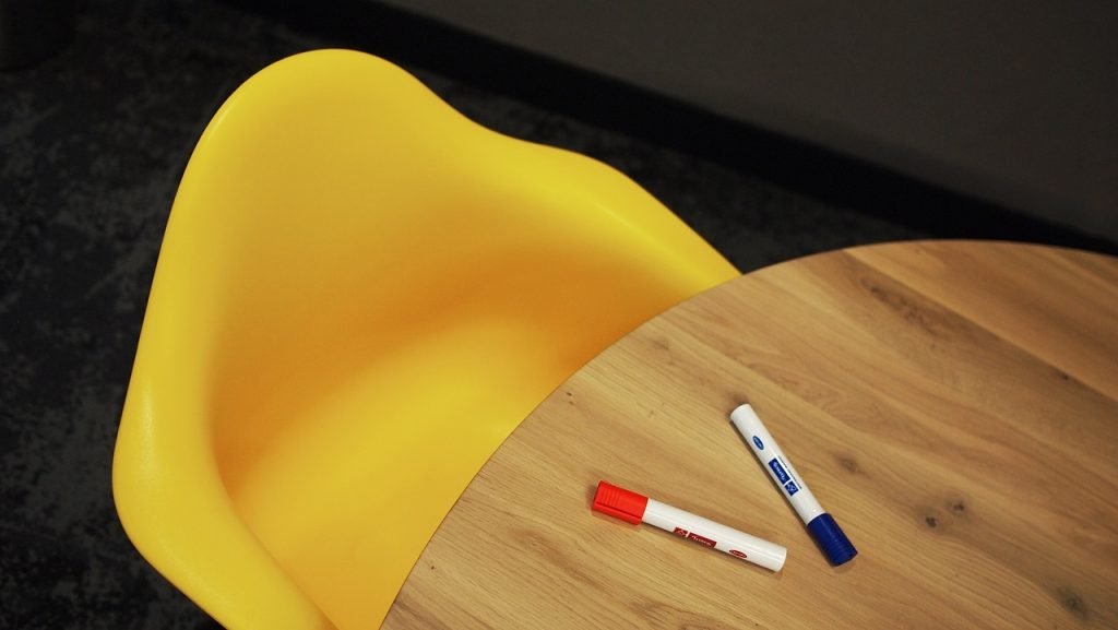meuble couleur fauve pour le salon tendance 2024