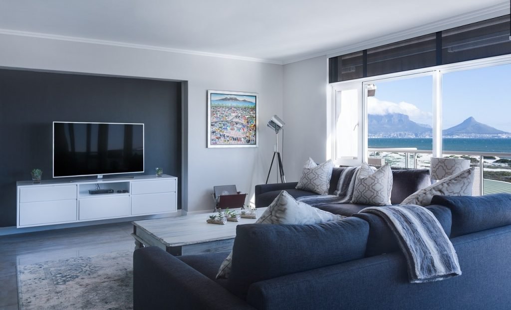 salon bleu minimaliste avec vue sur mer