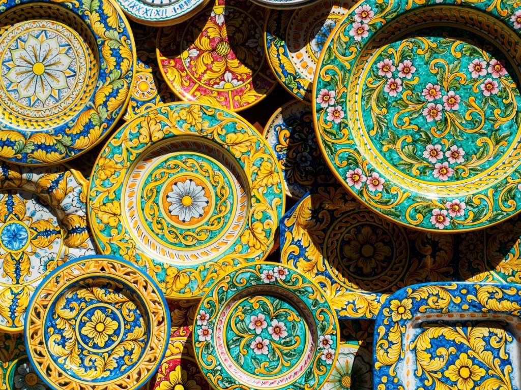 Quelles sont les 10 couleurs indispensables a associer avec le rouge dans votre decoration