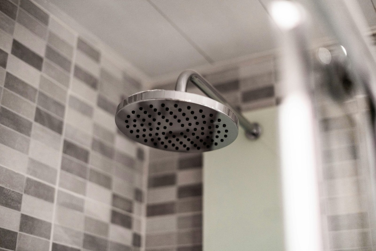 illuminez une pièce sans fenêtre avec ces idées pour apporter de la lumière et de la chaleur à votre espace.