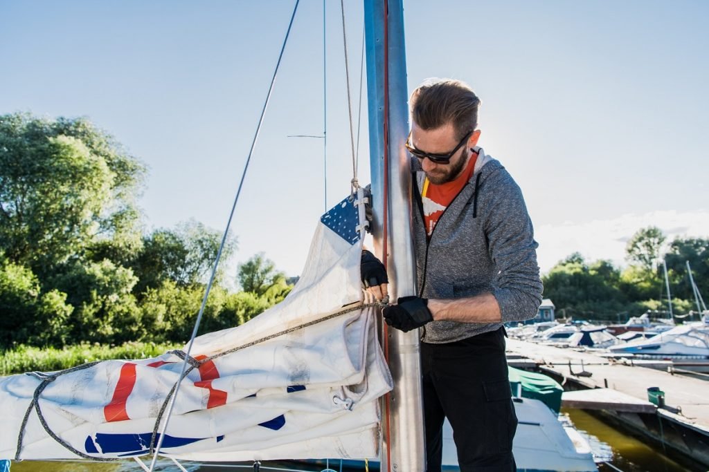 Faire du bricolage à bord d’un bateau