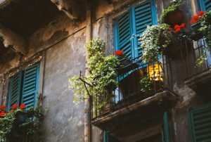 découvrez des idées de design de balcon pour créer un espace extérieur élégant et fonctionnel avec notre sélection de styles et de conseils de décoration.
