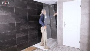 installer une paroi de douche tu