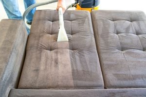 nettoyer-efficacement-canapé-en-velours