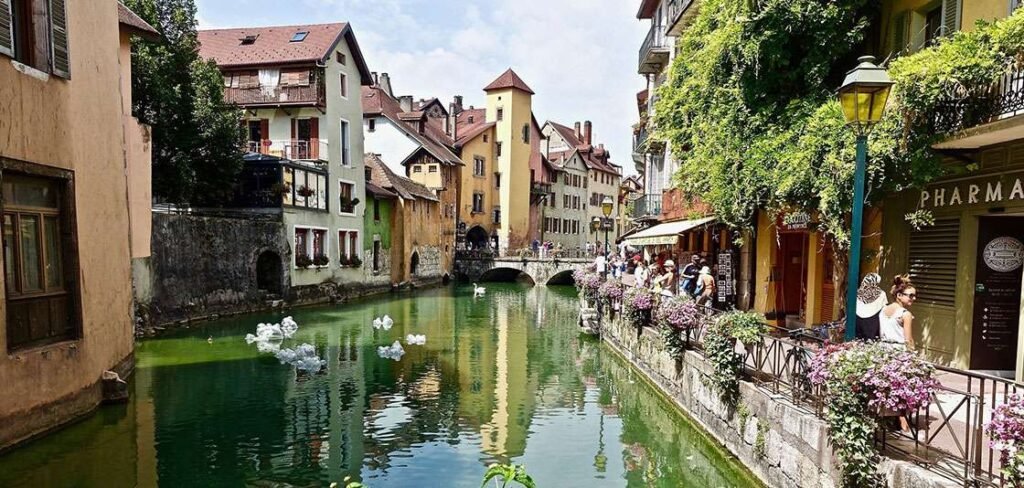 découvrez le prix mondial d'architecture à annecy, un événement prestigieux célébrant l'innovation et la créativité dans le domaine de l'architecture. rejoignez-nous pour explorer des projets inspirants et rencontrer des architectes de renom.