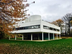 découvrez les natures intérieures fascinantes de la villa savoye, une œuvre emblématique de l'architecture moderne conçue par le corbusier. explorez l'harmonie entre espace, lumière et nature dans cette villa qui sublime le quotidien.