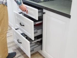 L'importance de l'organisation pour une vie sereine : conseils pour un intérieur bien rangé