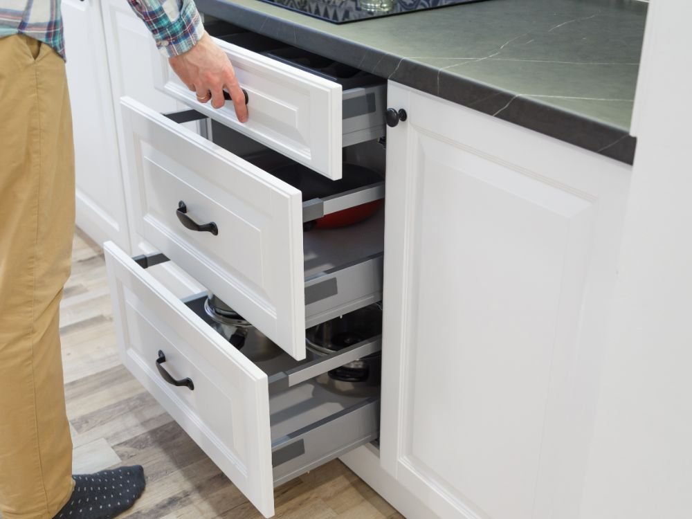 L'importance de l'organisation pour une vie sereine : conseils pour un intérieur bien rangé