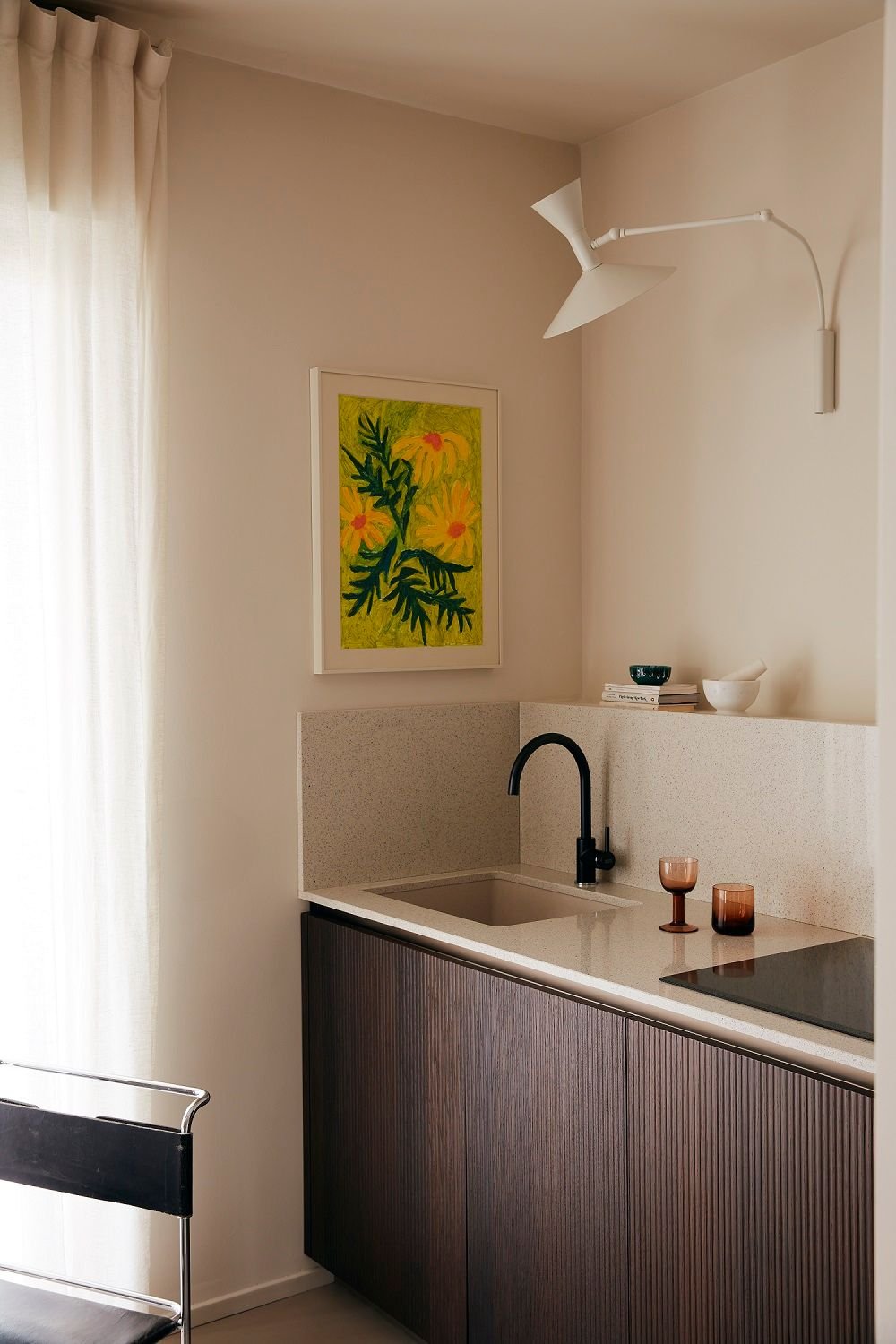 découvrez cet appartement de 44 m² à milan, alliant le design nordique et une touche rétro. un espace chaleureux et fonctionnel, idéal pour vivre ou investir dans une ville au charme inégalé.