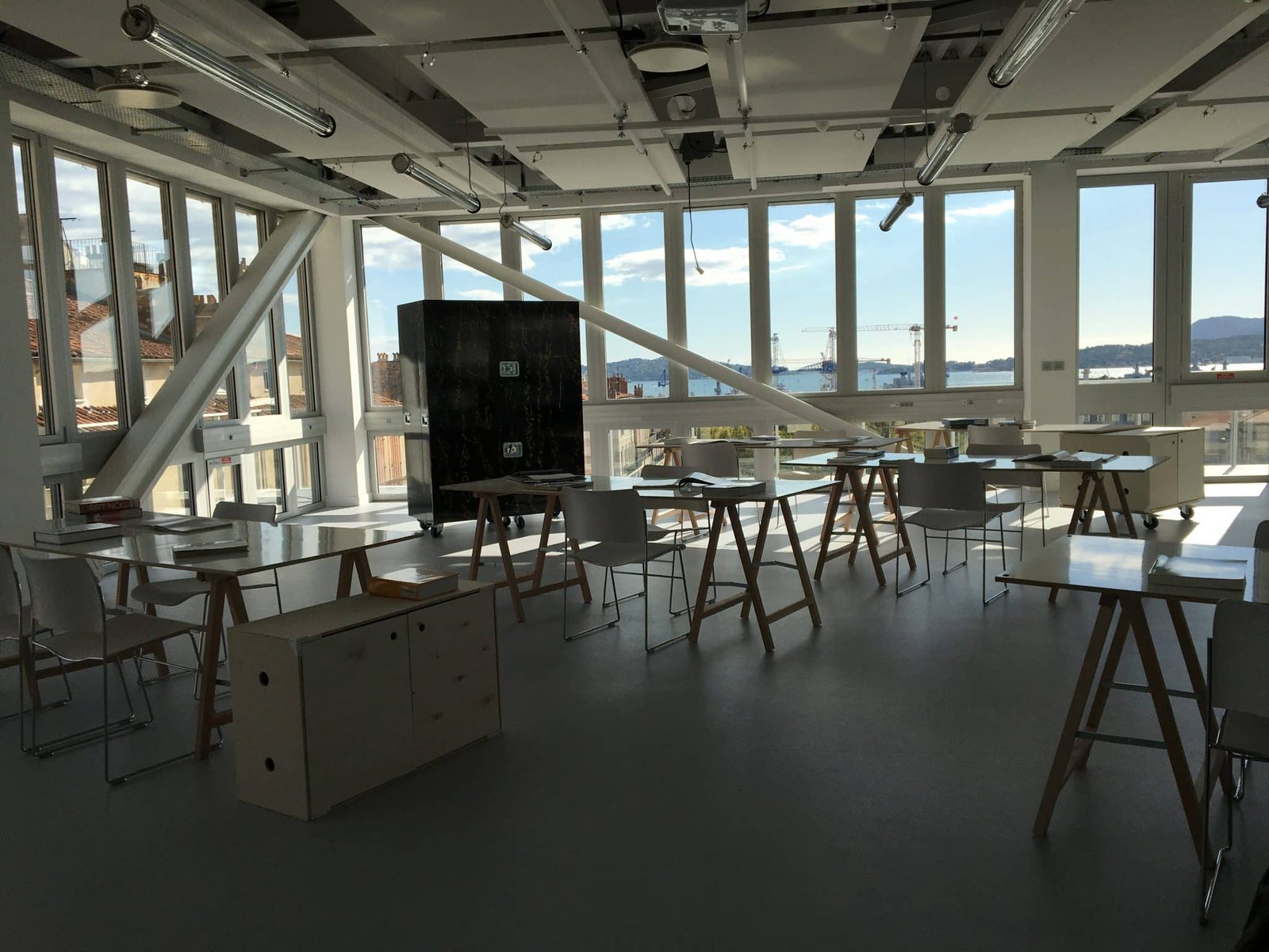 découvrez camondo toulon, un campus inspirant dédié à la création et au design. plongez dans un environnement stimulant où l'innovation rencontre la tradition, et laissez libre cours à votre créativité dans un cadre exceptionnel.