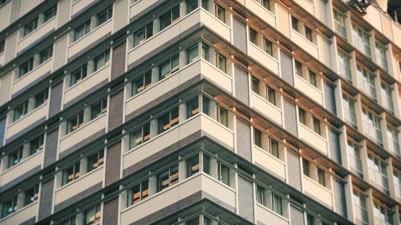 découvrez le concept innovant du micro-appartement japonais de 9 m², alliant fonctionnalité et esthétisme. explorez comment chaque espace est optimisé pour offrir un confort maximal dans un environnement compact, tout en mettant en avant le design minimaliste et la culture japonaise.