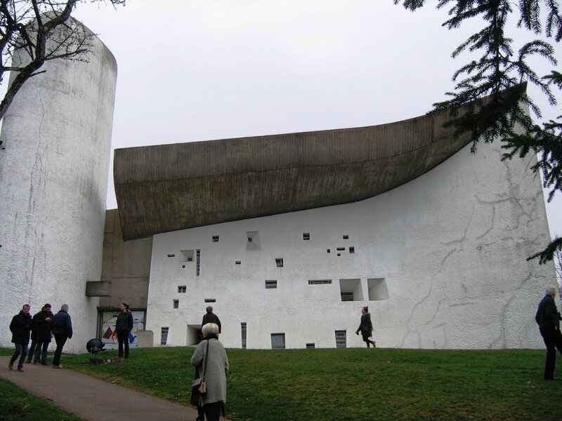 découvrez la restauration de ronchamp, un chef-d'œuvre architectural moderniste conçu par le corbusier. explorez les étapes de sa préservation et l'importance culturelle de ce site emblématique, tout en appréciant son harmonie entre spiritualité et modernité.