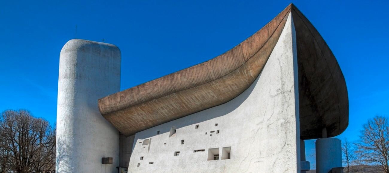 découvrez la restauration de la célèbre chapelle de ronchamp, une œuvre emblématique de l'architecture moderne conçue par le corbusier. plongez dans l'histoire de sa réhabilitation et admirez l'harmonie entre l'art, la spiritualité et la nature.