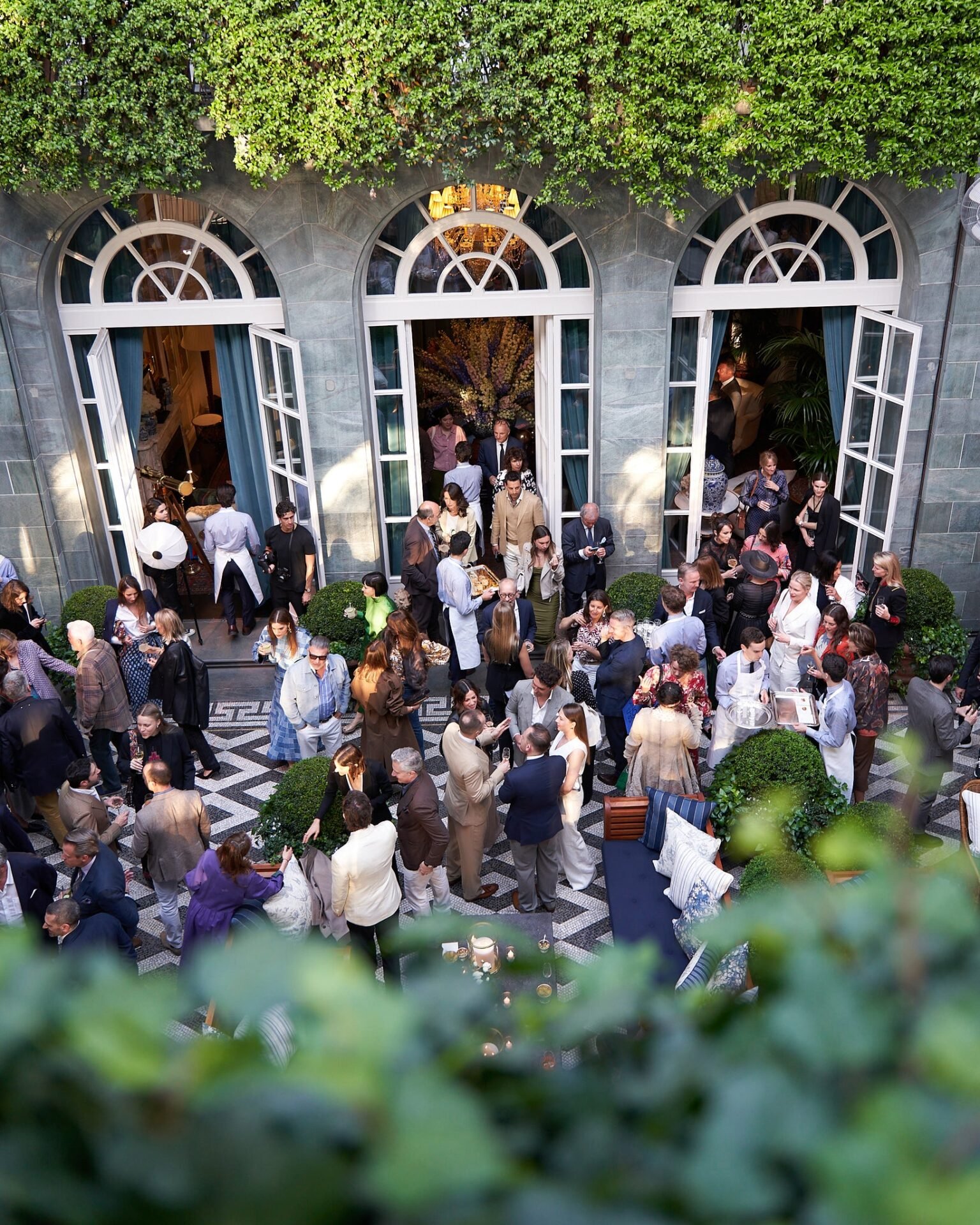 découvrez un dîner exclusif organisé par ralph lauren lors de la milan design week, une soirée alliant élégance, design et gastronomie dans un cadre raffiné. joignez-vous à nous pour une expérience inoubliable célébrant le style et l'innovation.