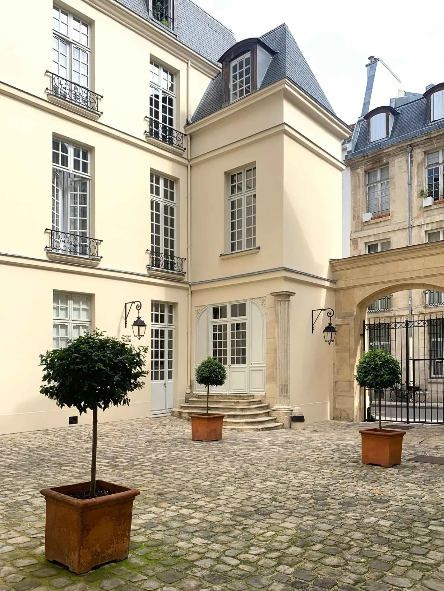 découvrez un appartement élégant au cœur du marais, alliant modernité et charme historique. plongez dans une atmosphère unique où l'architecture contemporaine s'harmonise avec des éléments authentiques du quartier. idéal pour un séjour inoubliable à paris.
