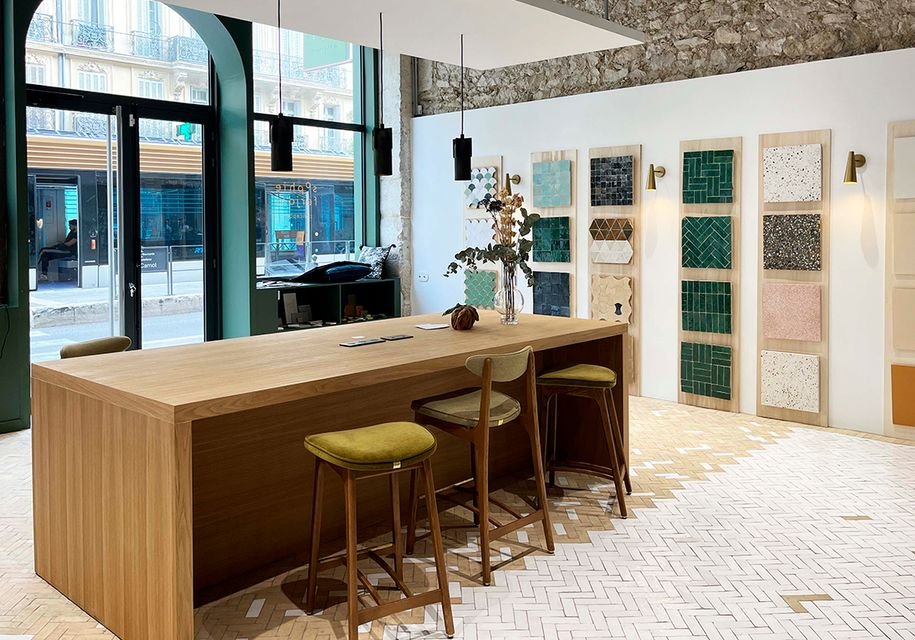 découvrez les conseils déco de sophie ferjani pour transformer votre intérieur en un espace chic et accueillant. inspirez-vous de ses idées pratiques et tendance pour repenser votre décoration et apporter une touche unique à chaque pièce.