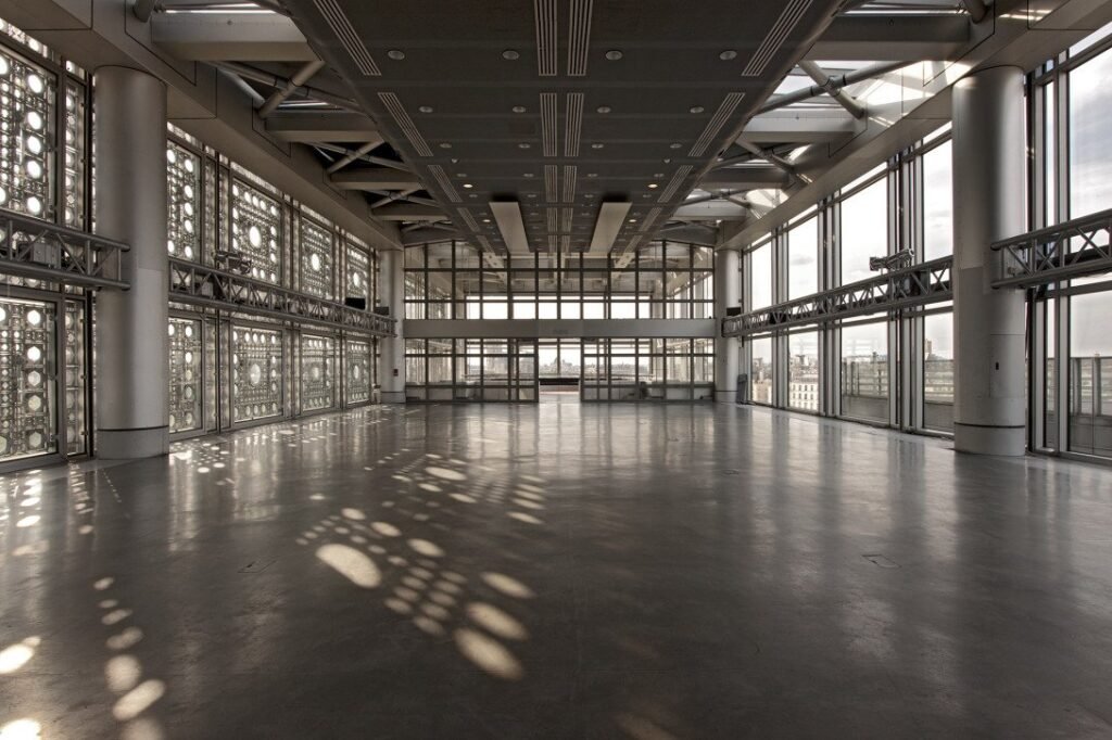 découvrez le design au sein de l'institut du monde arabe, un espace qui allie tradition et modernité. plongez dans l'univers des arts et de l'architecture arabe, et explorez les expositions innovantes qui célèbrent la richesse culturelle de la région.
