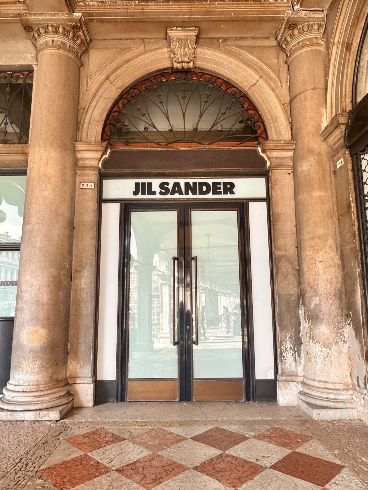 découvrez l'élégance intemporelle de jil sander à venise : une fusion unique de mode de luxe et de design architectural. plongez dans l'univers raffinée de cette marque emblématique et explorez ses collections inspirantes au cœur de la ville des canaux.