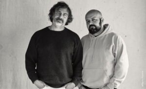 découvrez l'univers fascinant de gilles poplin, créateur passionné. participez à une rencontre unique où l'art et la créativité se mêlent, vous permettant de plonger dans son processus de création et d'explorer ses œuvres inspirantes.