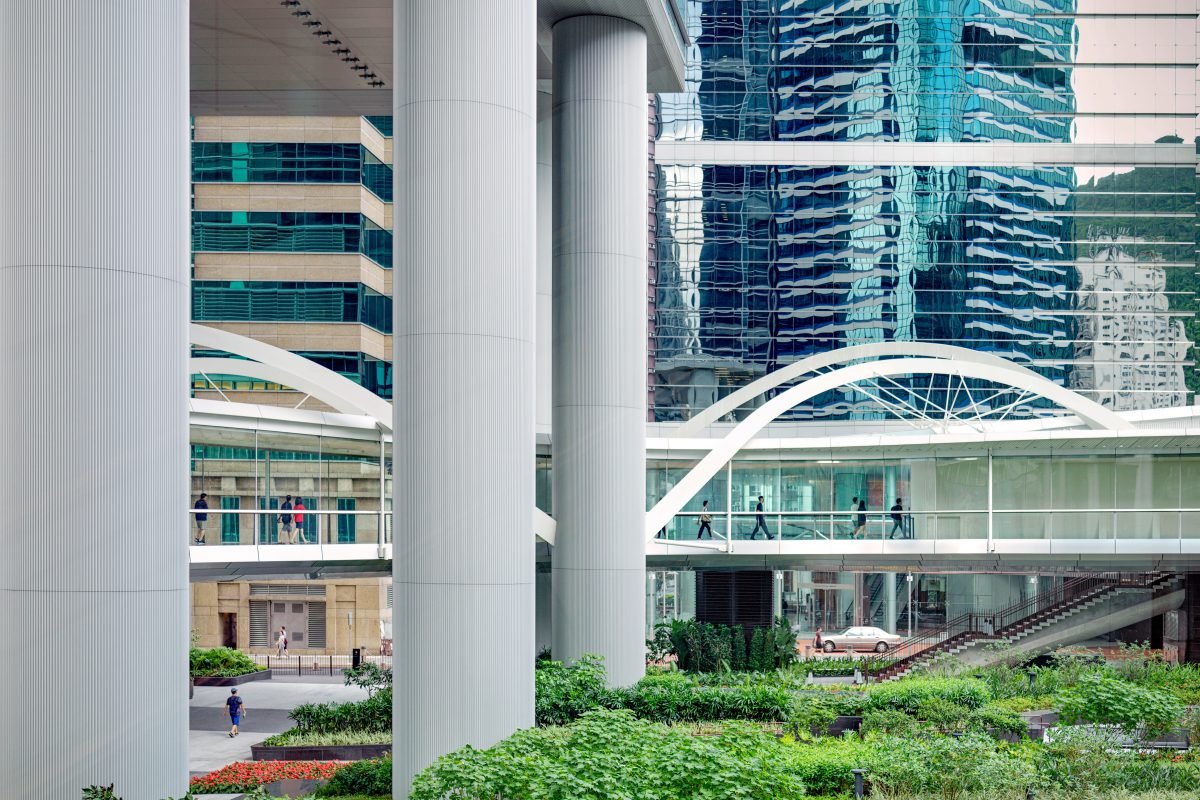 découvrez taikoo place à hong kong, une réalisation architecturale innovante par speirs major. plongez dans un espace où l’esthétique moderne rencontre la fonctionnalité, créant un environnement dynamique pour le travail et la détente.