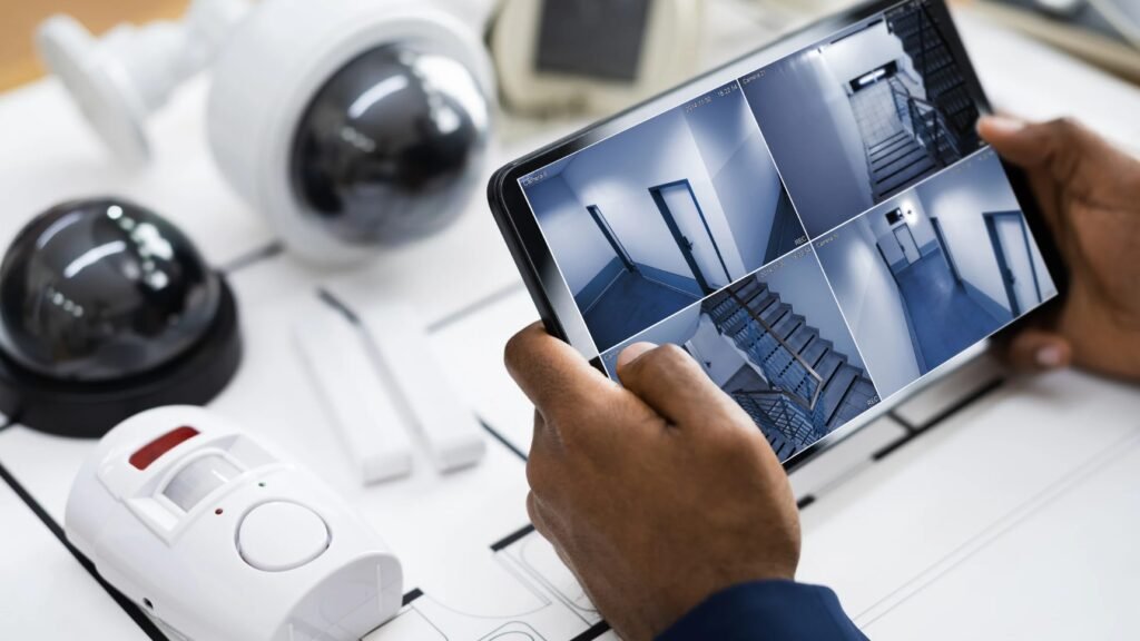 Quand la vidéosurveillance se fait discrète et verte : le pari des nouveaux fabricants videosurveillance domotique