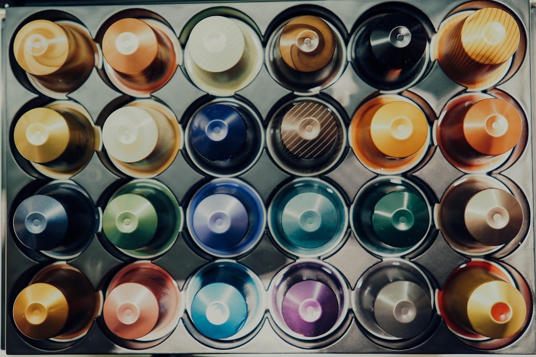 découvrez comment choisir l'adhésif idéal pour vos projets grâce à notre guide complet sur la sélection des adhésifs, adapté à tous les matériaux et applications.