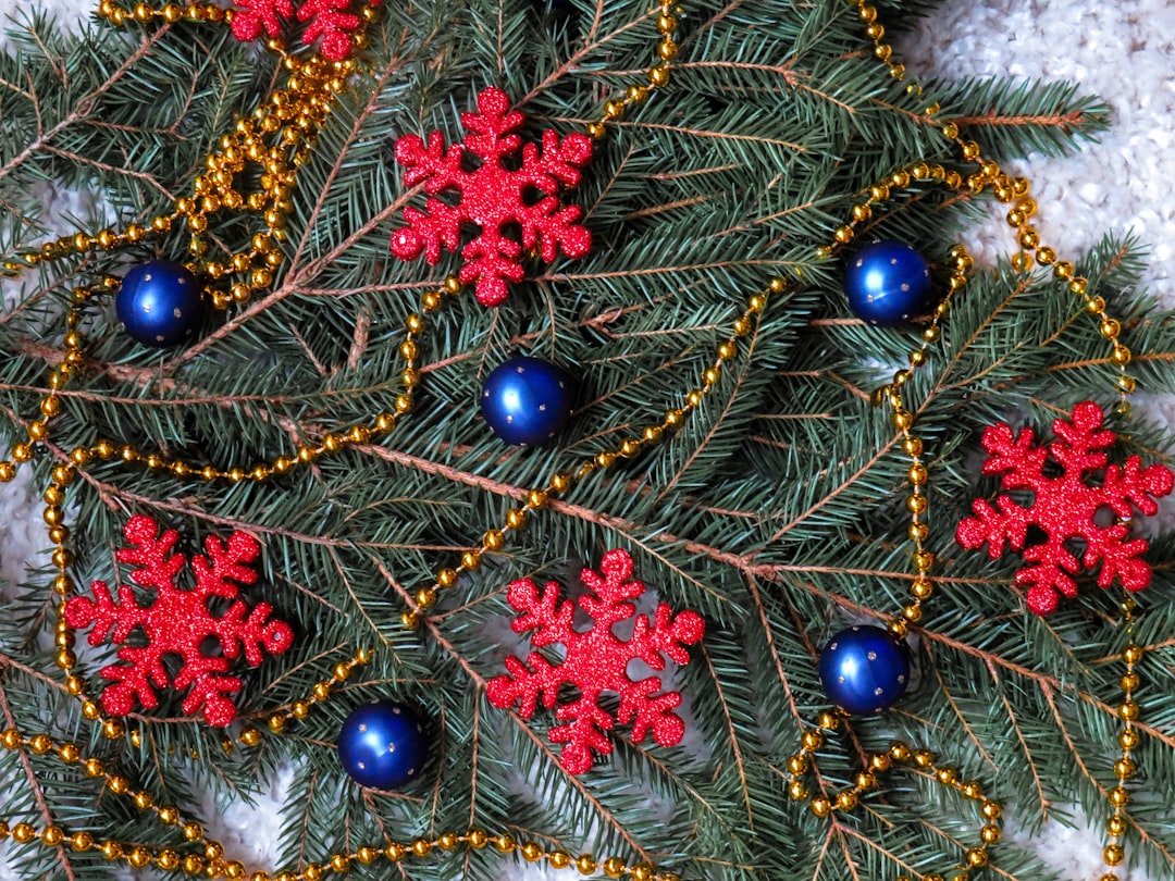 découvrez des décorations de noël tricotées à la main, parfaites pour apporter chaleur et charme à votre sapin et votre maison pendant les fêtes.