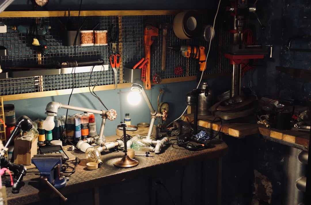 découvrez notre établi sur mesure, conçu pour répondre parfaitement à vos besoins de travail personnalisé, alliant robustesse et fonctionnalité.