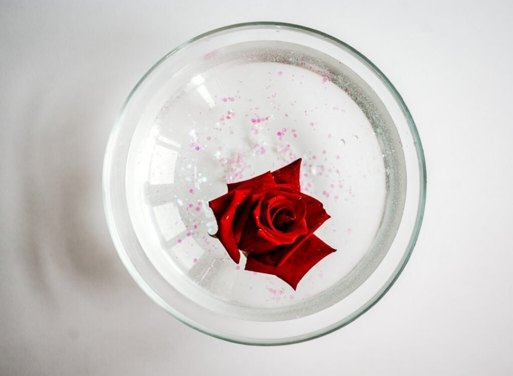 découvrez des méthodes efficaces pour enlever la colle sur le verre sans l'endommager. astuces simples et produits recommandés pour un nettoyage parfait.