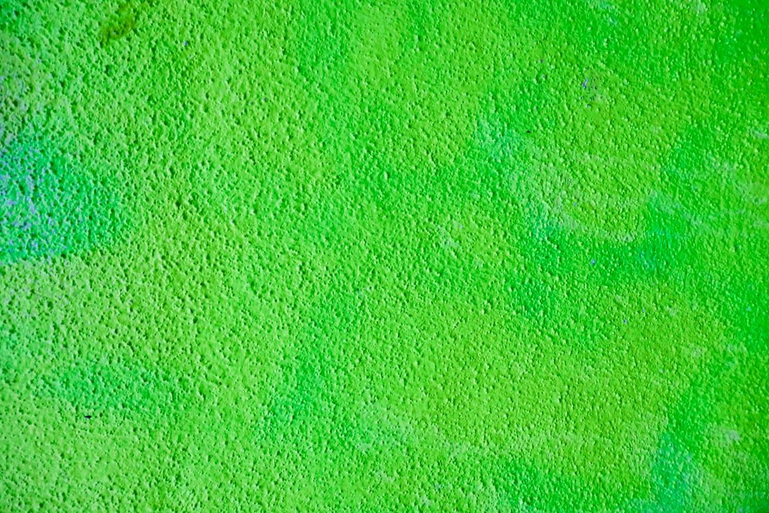 découvrez comment enlever les taches vertes efficacement avec nos astuces simples et naturelles pour un nettoyage impeccable.