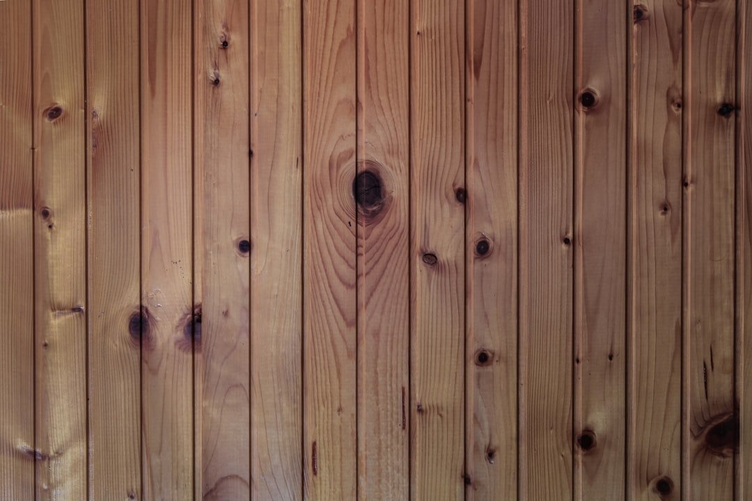 installation de panneaux d'intimité en bois pour créer des espaces protégés et esthétiques dans votre jardin ou terrasse.