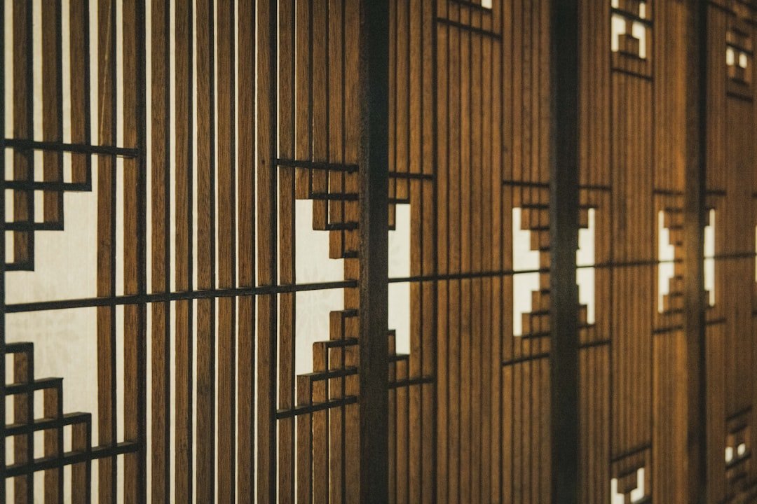 installation d'un écran d'intimité en bois pour protéger votre espace extérieur tout en ajoutant une touche naturelle et élégante.