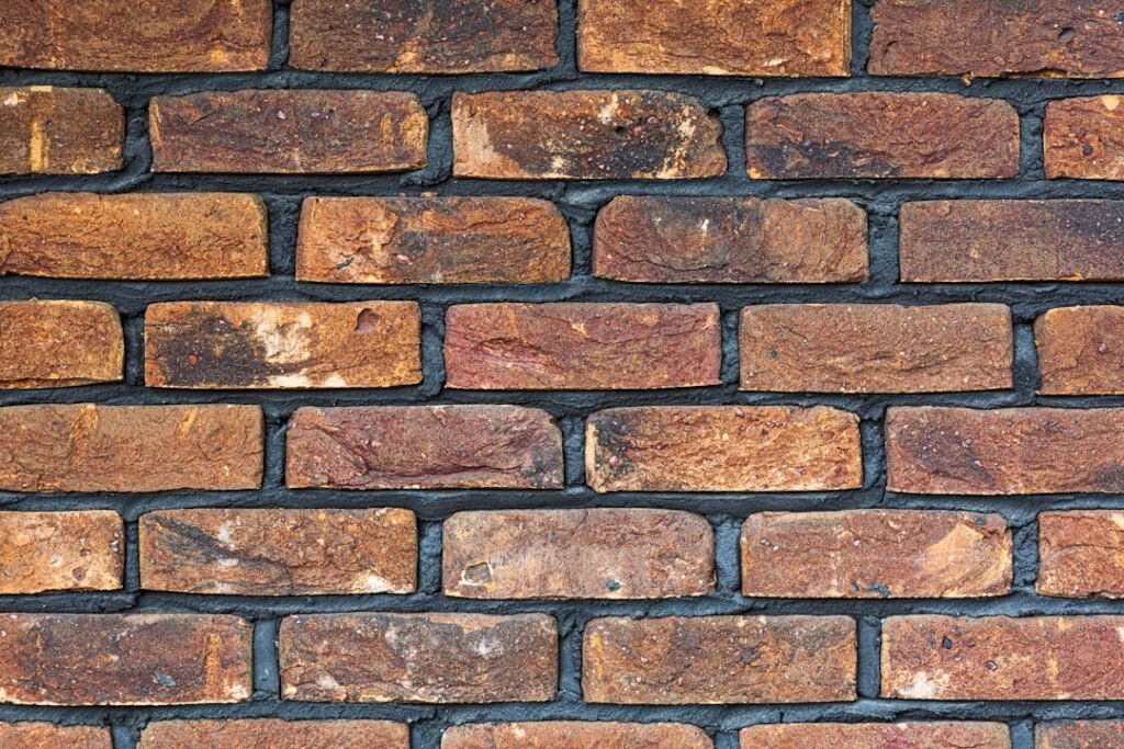 découvrez comment appliquer des briques de parement pour transformer l'apparence de vos murs avec style et durabilité.