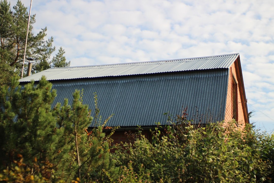 découvrez les toitures en panneaux ondulés, une solution durable, légère et facile à installer pour protéger efficacement vos bâtiments.