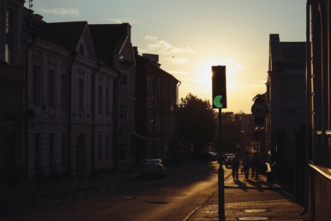 Allée pavée sur lit de sable 1 découvrez notre ruelle pavée, un charmant passage alliant authenticité et tranquillité, idéal pour flâner et profiter d'une ambiance unique.