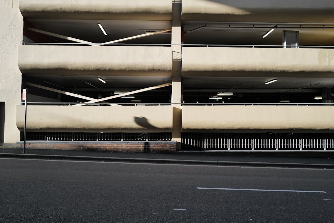 découvrez comment installer un conduit rigide en toute sécurité et efficacité avec notre guide étape par étape, adapté aux professionnels et aux débutants.