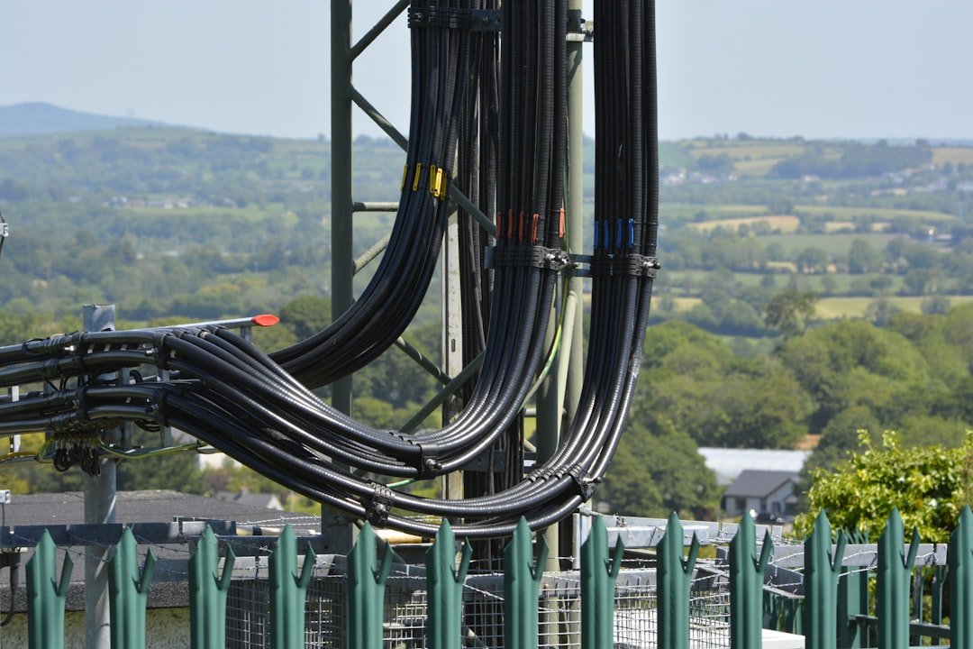 découvrez comment installer un conduit rigide en toute sécurité et efficacement avec notre guide étape par étape pour les professionnels et les amateurs.