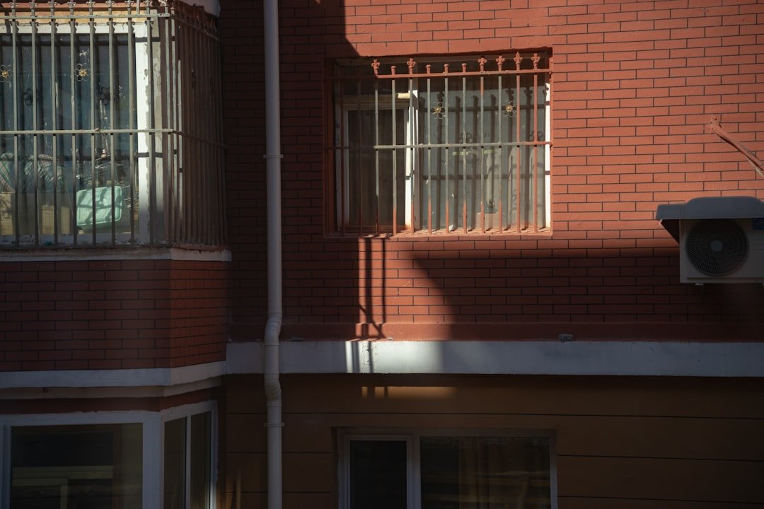 découvrez notre terrasse sécurisée équipée d'une pergola en fer forgé, alliant élégance et protection pour vos espaces extérieurs.