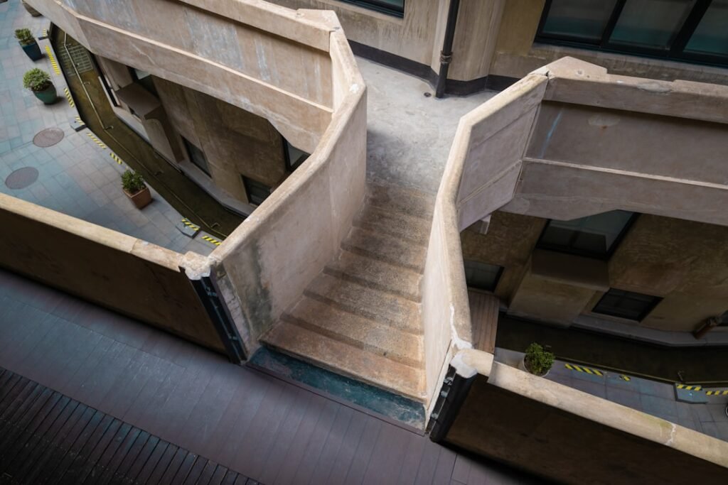 découvrez notre système de coffrage pour escaliers en béton, conçu pour garantir des structures solides et un travail précis. idéal pour vos projets de construction et rénovation.