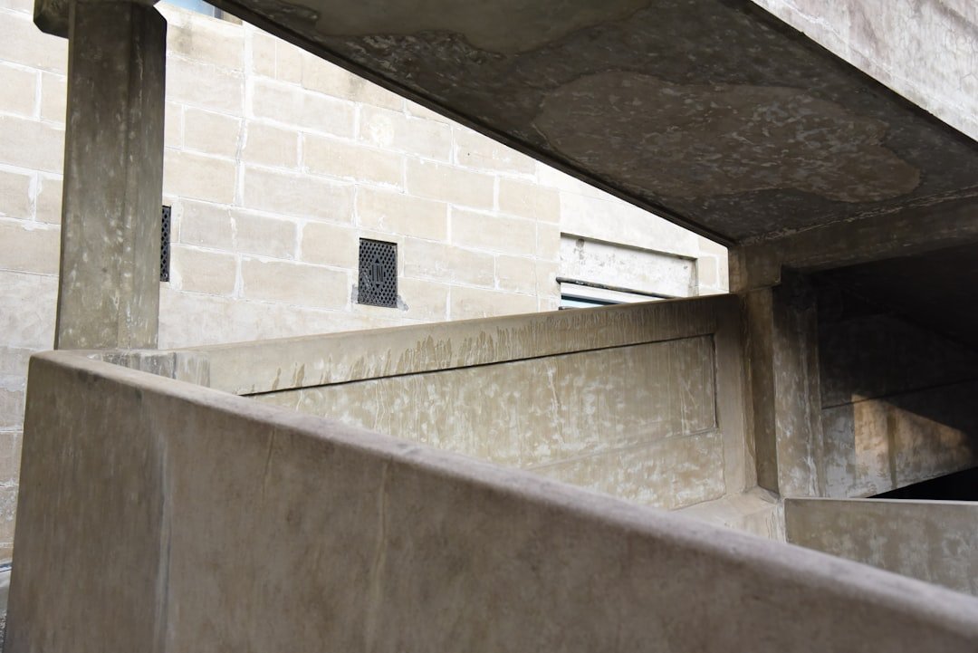 coffrage pour escaliers en béton : guide complet pour réaliser des escaliers solides et durables avec des coffrages adaptés.