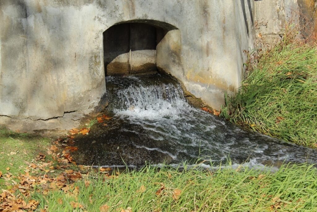 Réaliser un drainage efficace pour terrain humide : étapes pratiques découvrez des solutions efficaces pour un drainage optimal afin de prévenir l'accumulation d'eau et protéger vos espaces contre l'humidité.