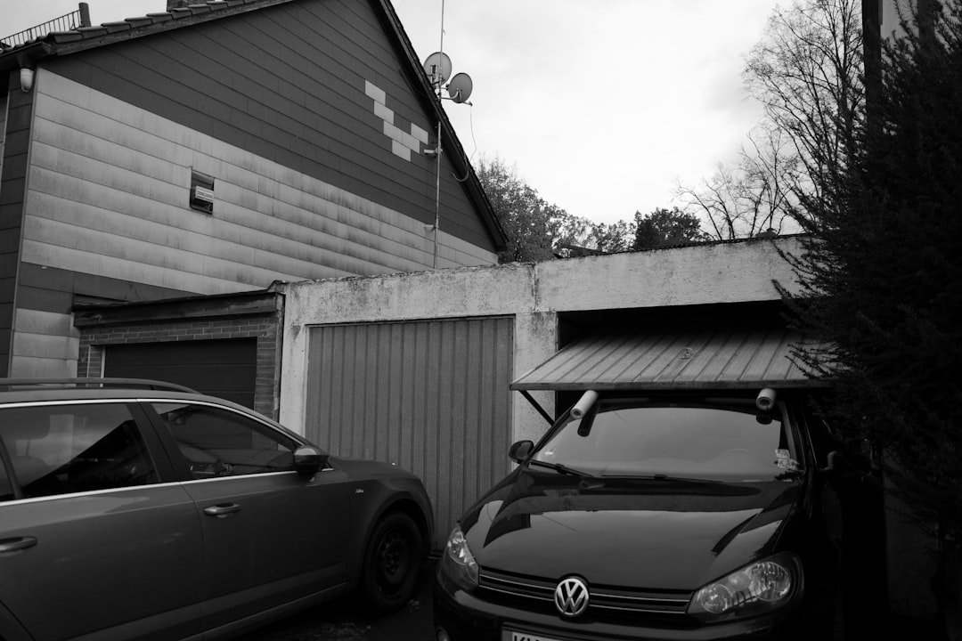 Isolation d’une porte de garage basculante : méthodes faciles et rapides 1 isolation de porte de garage : améliorez le confort et l'efficacité énergétique de votre garage avec nos solutions d'isolation performantes et faciles à installer.