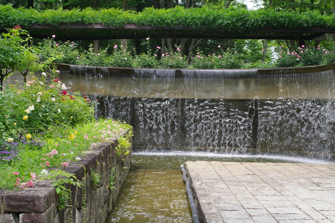 installation de fontaines de jardin : apportez une touche d'élégance et de sérénité à votre extérieur avec nos solutions professionnelles de pose de fontaines.