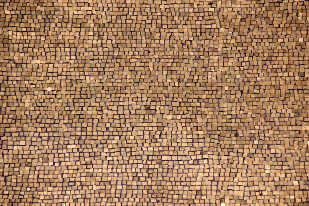 découvrez l'art et la beauté des mosaïques, une technique ancienne qui crée des œuvres uniques grâce à l'assemblage de petits morceaux colorés.