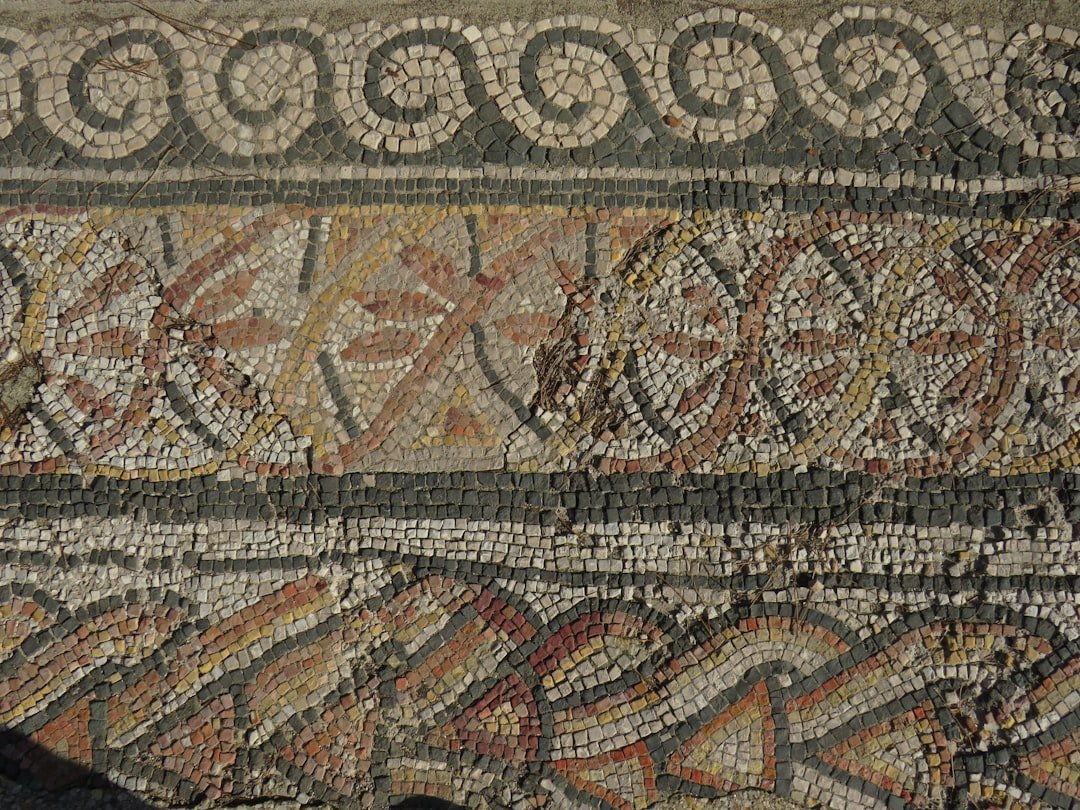 découvrez l'art de la mosaïque : une technique artistique ancienne qui crée des images et des motifs éclatants à partir de petits morceaux colorés.