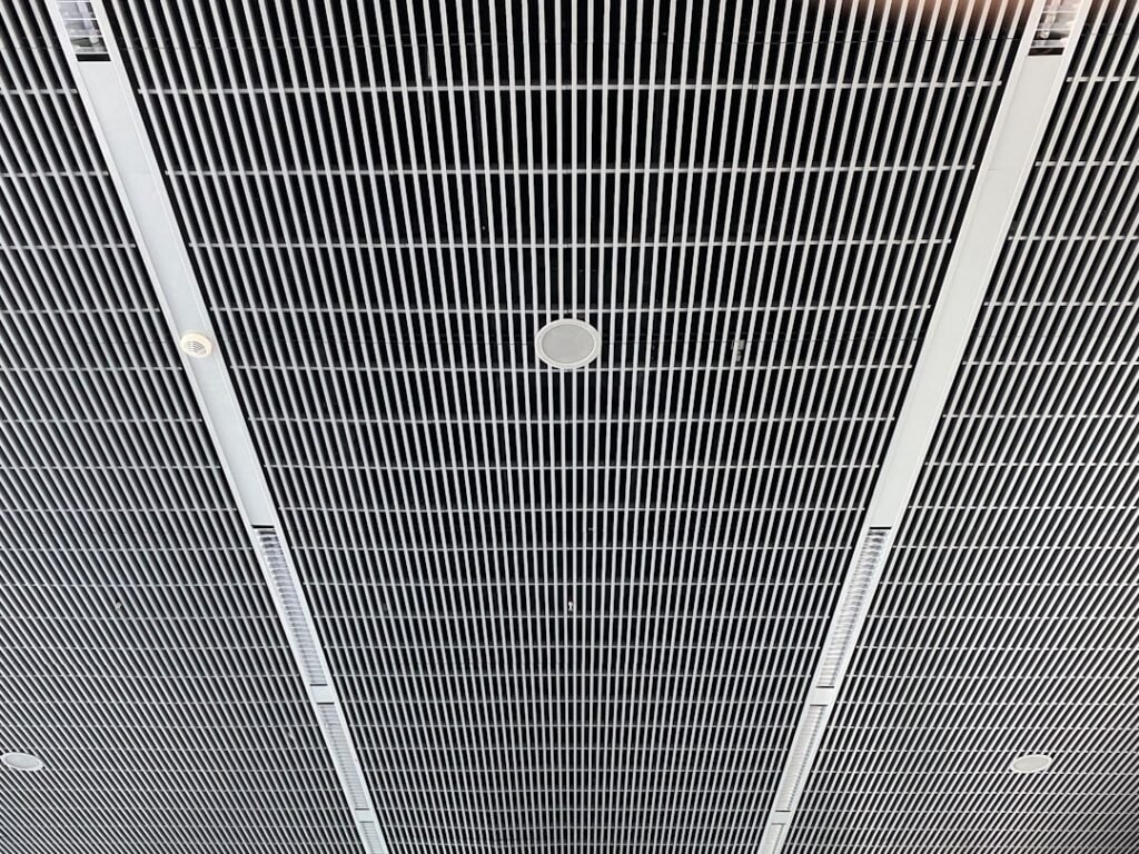 installation de plafond en polystyrène : solutions rapides et esthétiques pour une décoration intérieure légère et isolante.