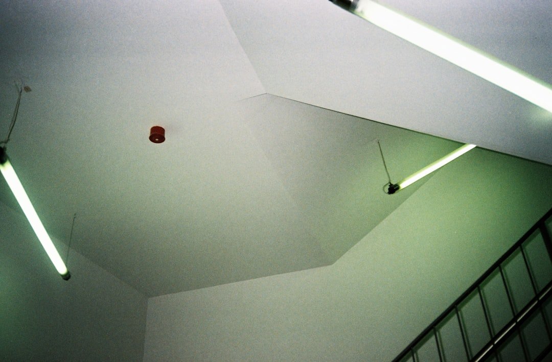 installation de plafond en polystyrène : solution légère, esthétique et facile à poser pour sublimer vos espaces intérieurs.