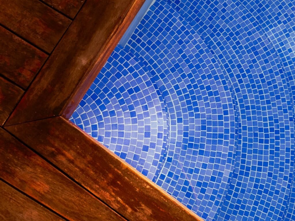 Bois idéal pour contour de piscine découvrez notre sélection de terrasses en bois pour piscine, alliant esthétique naturelle et durabilité pour sublimer votre espace extérieur.