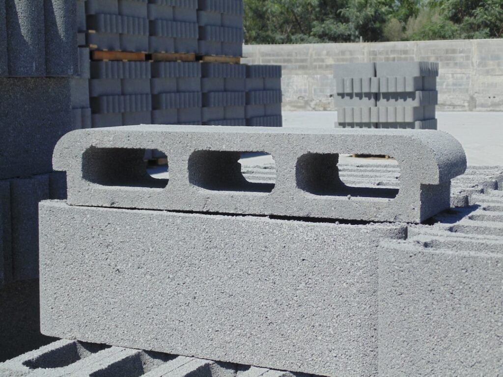 découvrez nos linteaux en béton armé, robustes et durables, idéals pour renforcer vos ouvertures et garantir la stabilité de vos constructions.